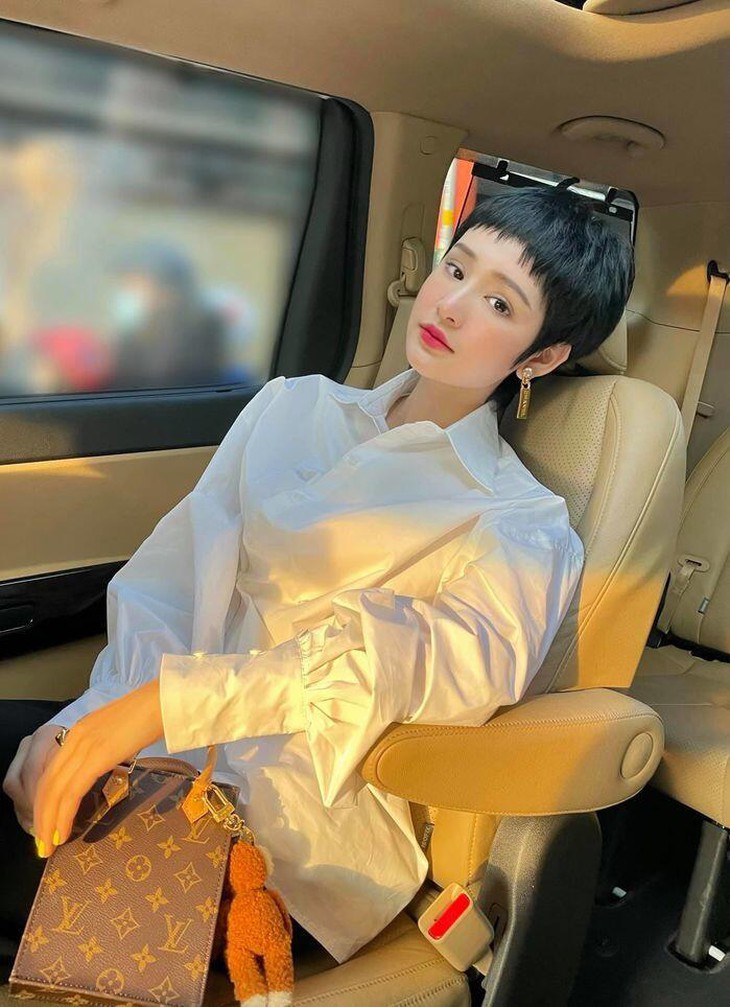Hiền Hồ: Xế hộp 13 tỷ bị 'soi' phủ bạt suốt 1 tuần thị phi, lộ tin nhắn nghi vấn trợ cấp, góc độ pháp lý đúng - sai thế nào? - Ảnh 4. Hiền Hồ: Xế hộp 13 tỷ bị 'soi' phủ bạt suốt 1 tuần thị phi, lộ tin nhắn nghi vấn trợ cấp, góc độ pháp lý đúng - sai thế nào? - Ảnh 4.