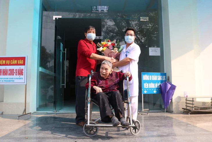 Cụ bà 100 tuổi chiến thắng COVID-19 - Ảnh 1.