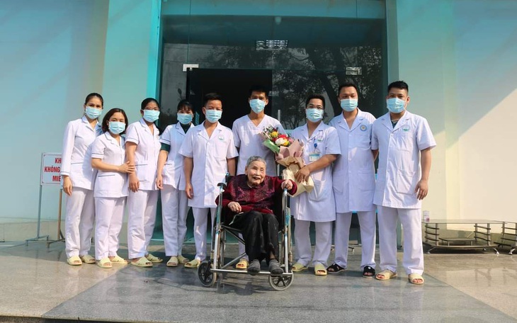 Cụ bà 100 tuổi thắng COVID-19