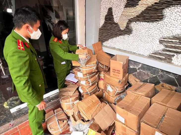 Nghệ An: Thu giữ hàng ngàn chai xịt khuẩn, dầu gió giả   - Ảnh 1.