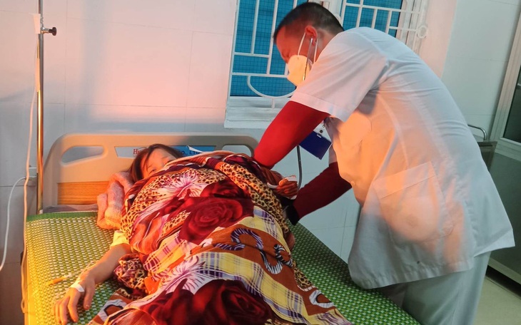 Nghệ An: Cứu sống 3 học sinh ăn lá ngón tự tử  