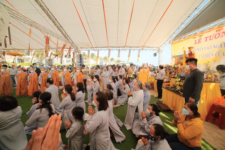 Nghẹn ngào hình ảnh lễ tưởng niệm cầu siêu cho 17 nạn nhân vụ lật ca nô ở biển Cửa Đại - Ảnh 2.