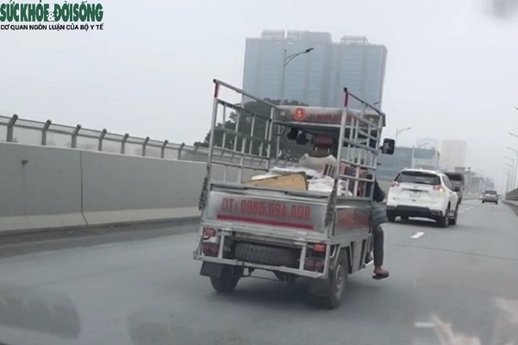 Xử nghiêm xe lam, xe máy đi vào đường vành đai 2 trên cao - Ảnh 2.