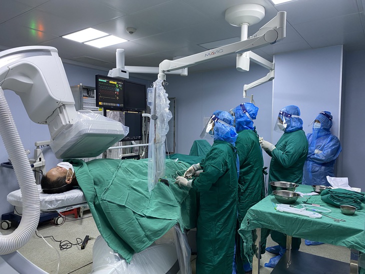 Đau ngực vào viện thì phát hiện nhiễm COVID-19 và nhồi máu cơ tim - Ảnh 4. Đau ngực vào viện thì phát hiện nhiễm COVID-19 và nhồi máu cơ tim - Ảnh 4.