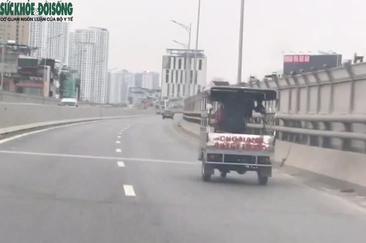 Xử nghiêm xe lam, xe máy đi vào đường vành đai 2 trên cao - Ảnh 4.