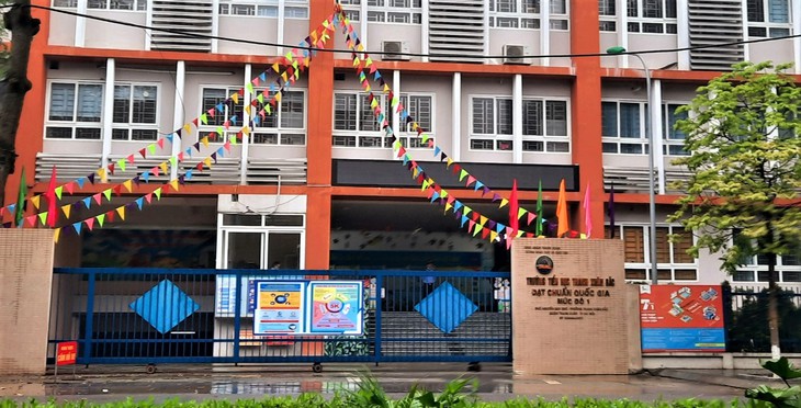 Cuộc sống "bình thường mới" đã trở lại, vì sao cổng trường mầm non và tiểu học ở Hà Nội vẫn đóng? - Ảnh 2.