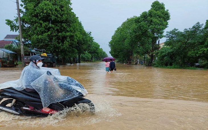 Thừa Thiên Huế: Lốc xoáy làm 4 người bị thương, hàng chục nhà bị tốc mái - Ảnh 3. Thừa Thiên Huế: Lốc xoáy làm 4 người bị thương, hàng chục nhà bị tốc mái - Ảnh 3.