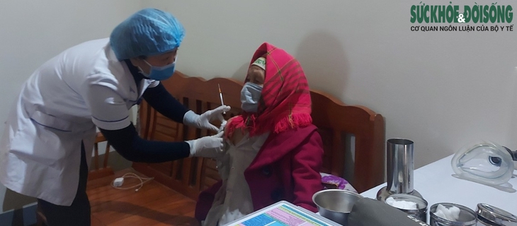 Tiêm vaccine COVID ở vùng sâu, vùng xa: Người dân đến tiêm mừng...rơi nước mắt - Ảnh 3.