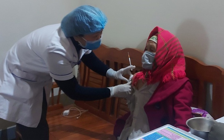 Tiêm vaccine COVID ở vùng sâu, vùng xa: Người dân đến tiêm mừng rơi nước mắt