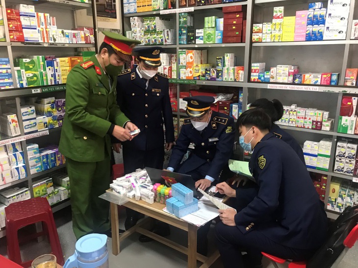 Nghệ An: Phát hiện hàng chục nghìn bộ kit test xét nghiệm nhanh và que lấy mẫu không rõ xuất xứ
- Ảnh 1. Nghệ An: Phát hiện hàng chục nghìn bộ kit test xét nghiệm nhanh và que lấy mẫu không rõ xuất xứ
- Ảnh 1.