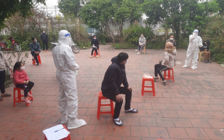 Số ca mắc COVID-19 tăng vọt, các trạm y tế ở Hà Nam lo quá tải