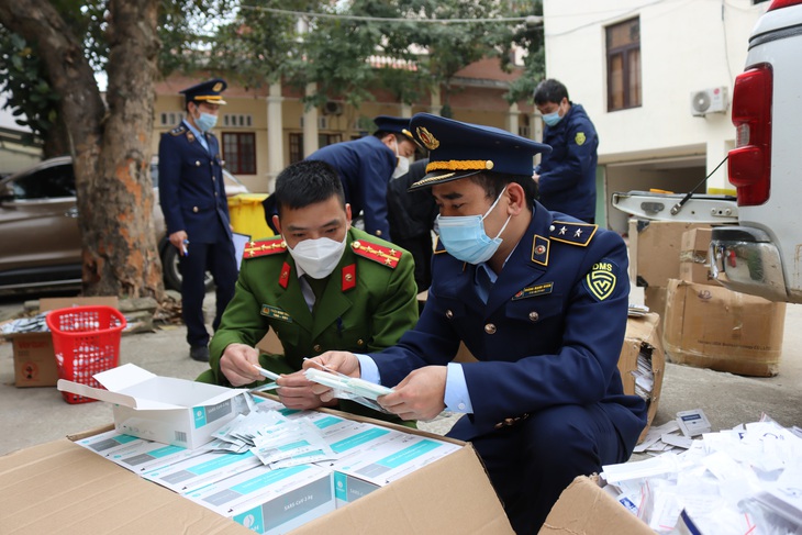 Bắt giữ hơn 6.300 bộ kit test COVID-19, trị giá 250 triệu - Ảnh 1.