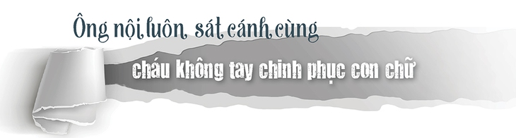 Nghị lực của cậu học trò viết chữ bằng chân - Ảnh 2.