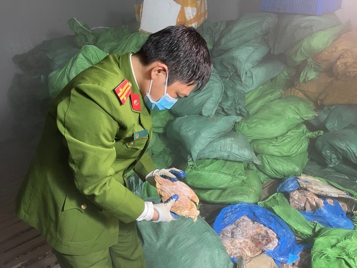 Hà Nội: Phát hiện 10 tấn thực phẩm đông lạnh bốc mùi hôi thối chuẩn bị lên mâm cơm - Ảnh 2.