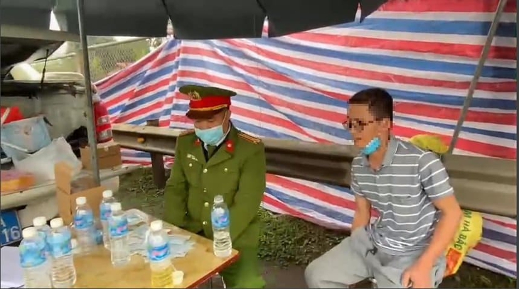 Liên tiếp phát hiện 2 trường hợp dương tính với ma túy trên cao tốc chỉ trong hơn 30 phút - Ảnh 2. Liên tiếp phát hiện 2 trường hợp dương tính với ma túy trên cao tốc chỉ trong hơn 30 phút - Ảnh 2.