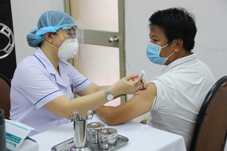 Tiêm nhắc lại vaccine COVID-19, bạn nên ăn gì, uống gì trước và sau khi tiêm? - Ảnh 2. Tiêm nhắc lại vaccine COVID-19, bạn nên ăn gì, uống gì trước và sau khi tiêm? - Ảnh 2.