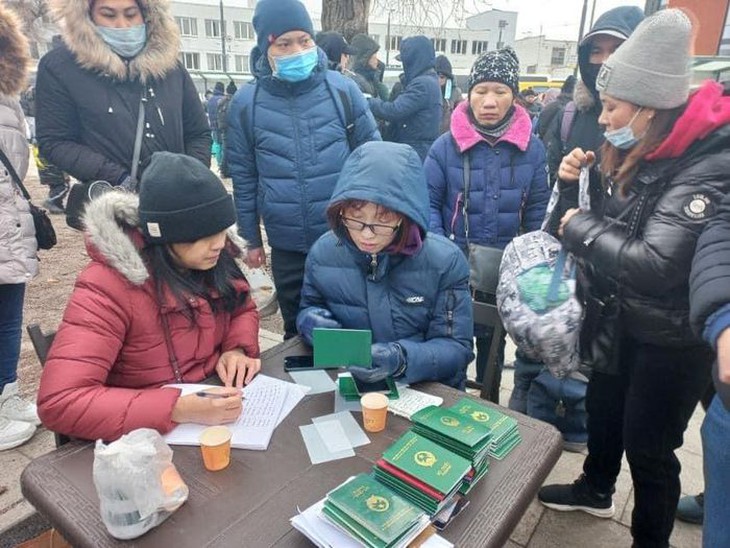 Nỗ lực sơ tán, tăng cường thêm chuyến bay đón người Việt tại Ukraine về nước - Ảnh 2.
