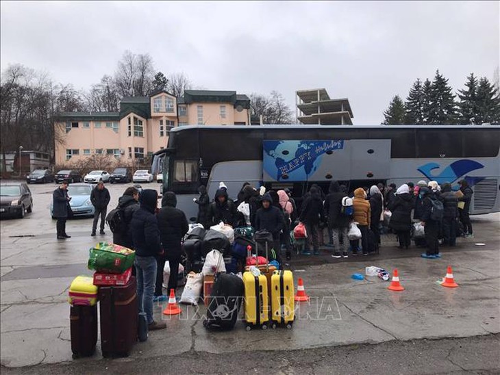 Chiều tối nay, khởi hành chuyến bay đầu tiên chở công dân Việt Nam sơ tán khỏi Ukraine về nước - Ảnh 1. Chiều tối nay, khởi hành chuyến bay đầu tiên chở công dân Việt Nam sơ tán khỏi Ukraine về nước - Ảnh 1.