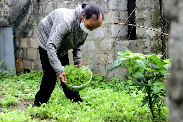 Xót cảnh người đàn bà tật nguyền nuôi chồng, con mắc bệnh não úng thủy - Ảnh 6.