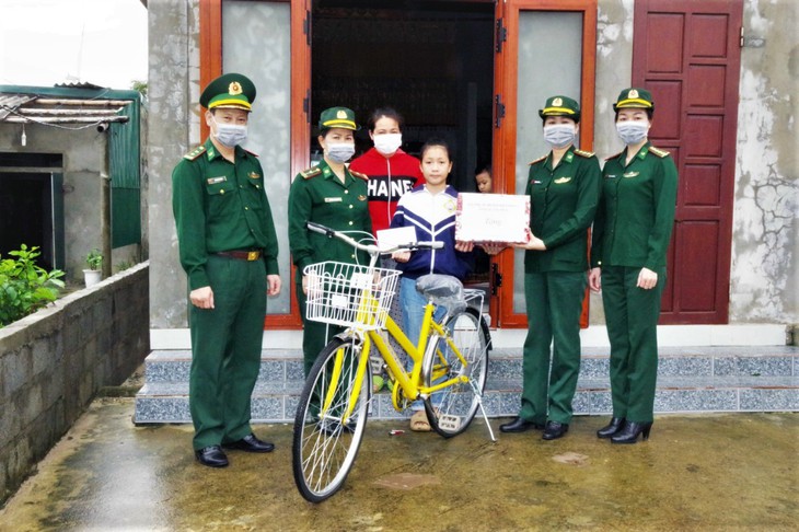 Tấm lòng của những người phụ nữ mang trên vai quân hàm xanh - Ảnh 3. Tấm lòng của những người phụ nữ mang trên vai quân hàm xanh - Ảnh 3.