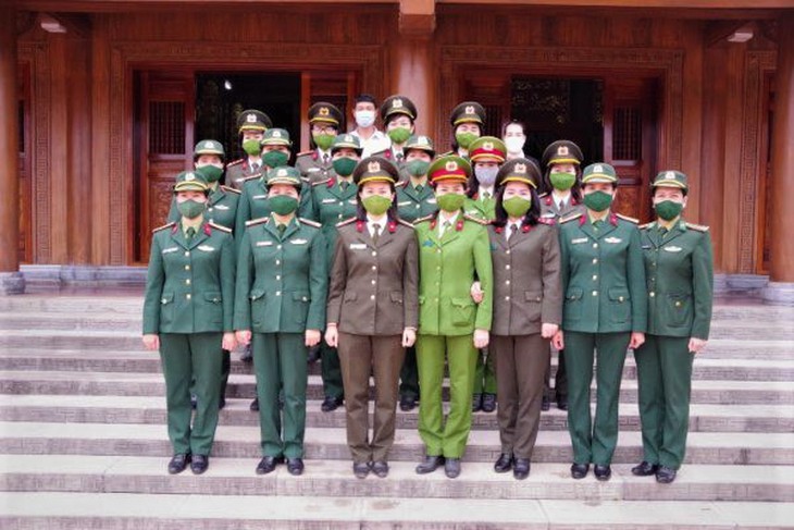 Tấm lòng của những người phụ nữ mang trên vai quân hàm xanh - Ảnh 1. Tấm lòng của những người phụ nữ mang trên vai quân hàm xanh - Ảnh 1.