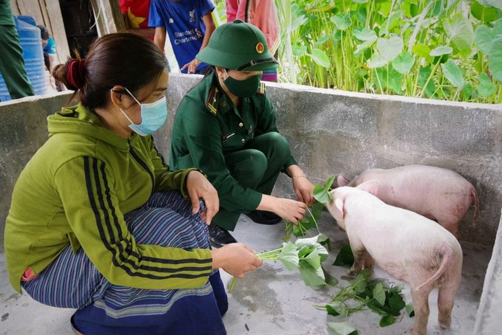 Tấm lòng của những người phụ nữ mang trên vai quân hàm xanh - Ảnh 4. Tấm lòng của những người phụ nữ mang trên vai quân hàm xanh - Ảnh 4.