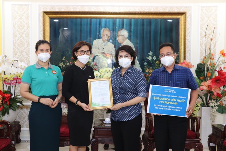 Chuỗi nhà thuốc FPT Long Châu tặng miễn phí 200.000 viên thuốc đặc trị Covid Molnupiravir cho người nghèo - Ảnh 1. Chuỗi nhà thuốc FPT Long Châu tặng miễn phí 200.000 viên thuốc đặc trị Covid Molnupiravir cho người nghèo - Ảnh 1.