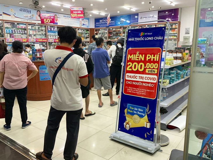 Chuỗi nhà thuốc FPT Long Châu tặng miễn phí 200.000 viên thuốc đặc trị Covid Molnupiravir cho người nghèo - Ảnh 2. Chuỗi nhà thuốc FPT Long Châu tặng miễn phí 200.000 viên thuốc đặc trị Covid Molnupiravir cho người nghèo - Ảnh 2.