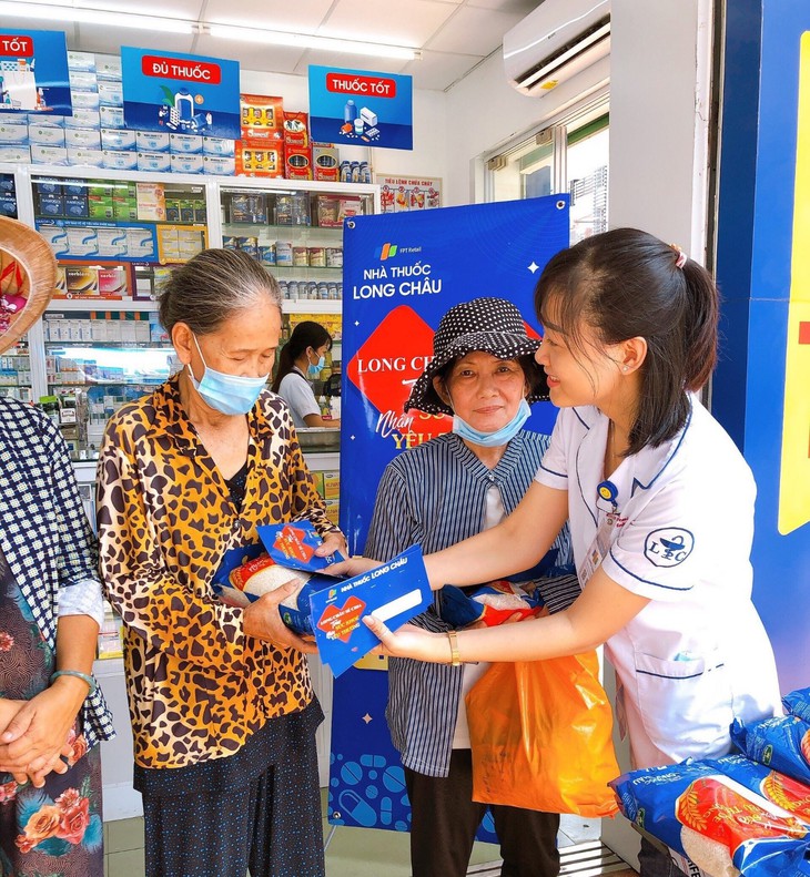 Chuỗi nhà thuốc FPT Long Châu tặng miễn phí 200.000 viên thuốc đặc trị Covid Molnupiravir cho người nghèo - Ảnh 3. Chuỗi nhà thuốc FPT Long Châu tặng miễn phí 200.000 viên thuốc đặc trị Covid Molnupiravir cho người nghèo - Ảnh 3.