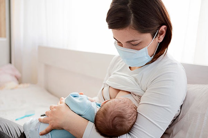 Có nên cho con bú sữa mẹ khi mẹ nghi ngờ mắc và mắc COVID-19? - Ảnh 2.