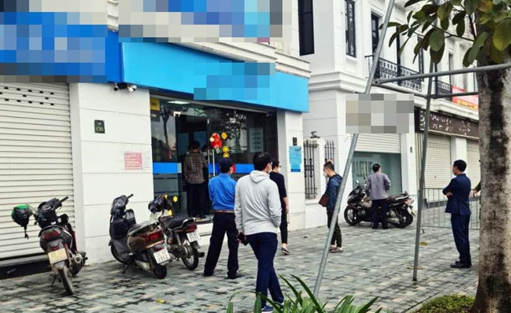 Bắt giữ hai nghi phạm mang súng giả vào cướp ngân hàng 500 triệu - Ảnh 2. Bắt giữ hai nghi phạm mang súng giả vào cướp ngân hàng 500 triệu - Ảnh 2.