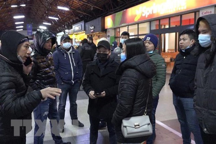 Gần 300 người Việt Nam sơ tán từ Ukraine lên đường về nước - Ảnh 1.