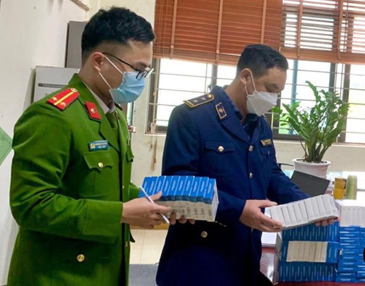 Lực lượng chức năng kiểm tra số thuốc điều trị COVID-19 không rõ nguồn gốc, xuất xứ.