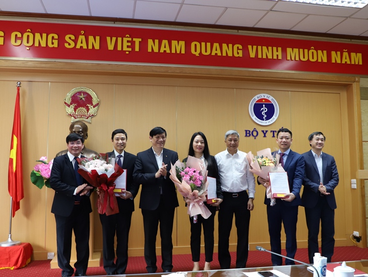 Bộ Y tế công bố quyết định bổ nhiệm nhân sự tại các đơn vị thuộc Bộ - Ảnh 1. Bộ Y tế công bố quyết định bổ nhiệm nhân sự tại các đơn vị thuộc Bộ - Ảnh 1.