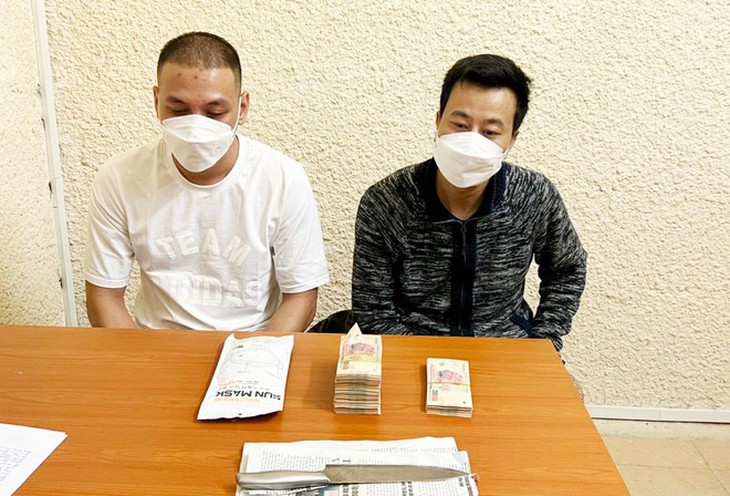 Lời khai của hai nghi phạm mang súng giả vào ngân hàng cướp 500 triệu - Ảnh 2. Lời khai của hai nghi phạm mang súng giả vào ngân hàng cướp 500 triệu - Ảnh 2.
