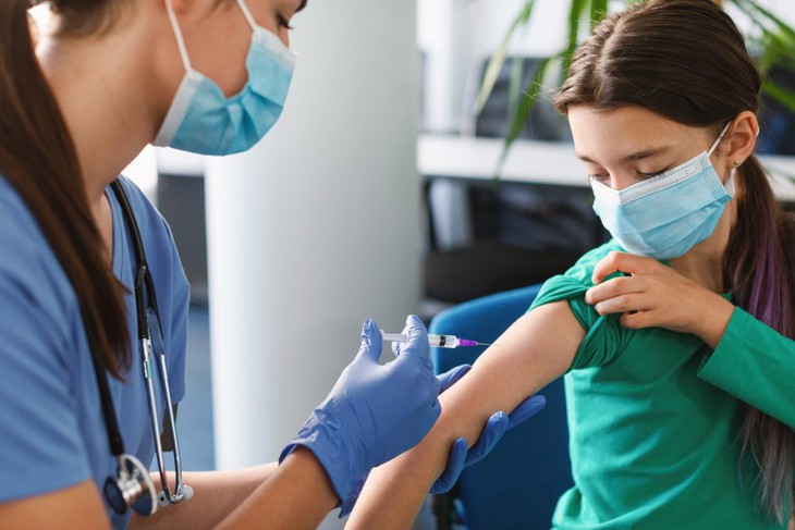 Tiêm vaccine phòng COVID-19 cho trẻ từ 5-11 tuổi: Cha mẹ cần chuẩn bị gì? - Ảnh 2.
