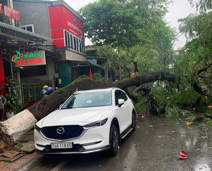 Mưa lớn nhiều nơi bị chia cắt, thủy điện xả nước về hạ du - Ảnh 3.