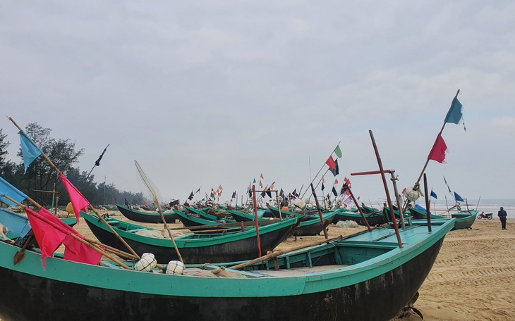 Giá xăng dầu "nhảy múa", ngư dân Nghệ An gác thuyền nằm bờ