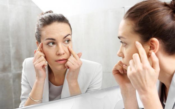 Chăm sóc da vùng mắt theo chỉ dẫn của chuyên gia