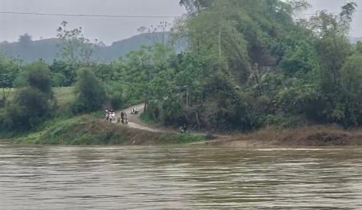 Tìm thấy thi thể cháu bé 6 tuổi vụ đắm đò trên sông Gâm khiến mẹ con tử vong - Ảnh 2. Tìm thấy thi thể cháu bé 6 tuổi vụ đắm đò trên sông Gâm khiến mẹ con tử vong - Ảnh 2.