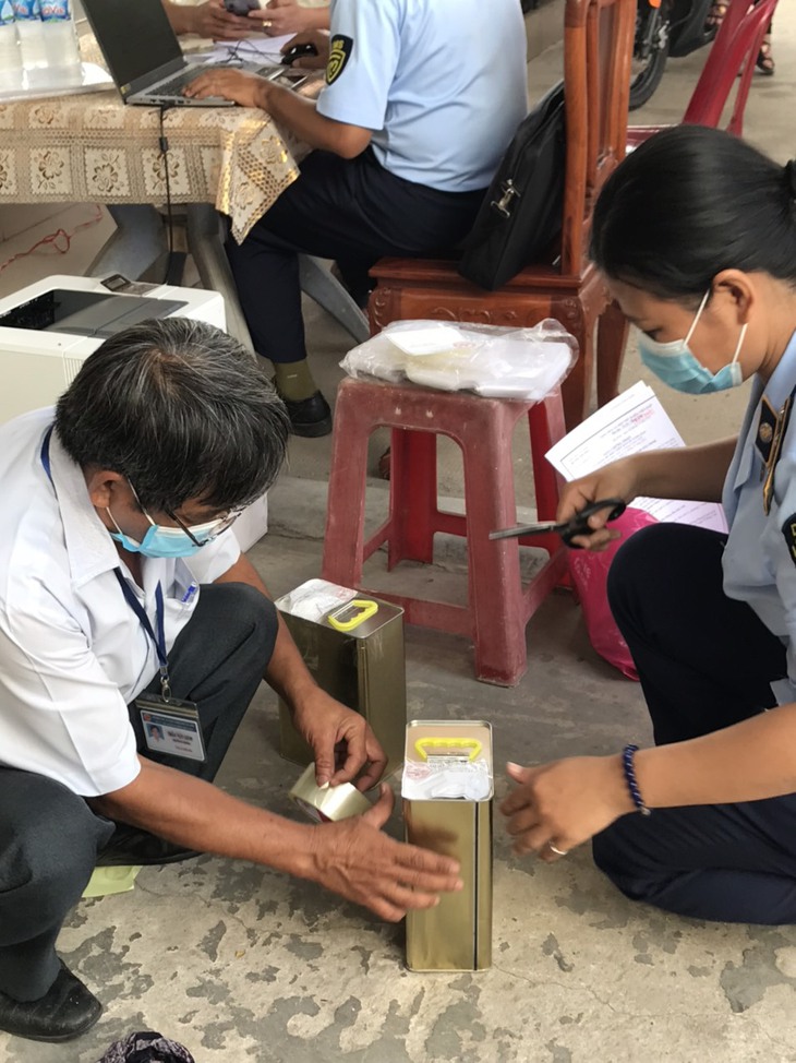 Lấy mẫu kiểm nghiệm chất lượng xăng Ron 95-III tại cửa hàng Lấy mẫu kiểm nghiệm chất lượng xăng Ron 95-III tại cửa hàng