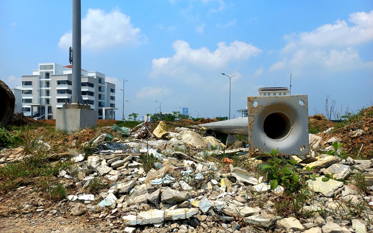 Rác thải xây dựng 'bủa vây' nhiều con đường giữa lòng TP Huế