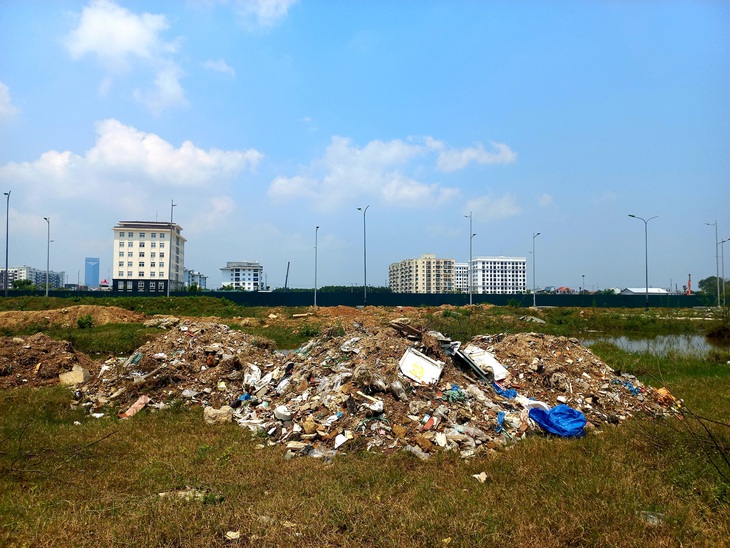 Rác thải xây dựng "bủa vây" nhiều con đường giữa lòng TP Huế - Ảnh 2.