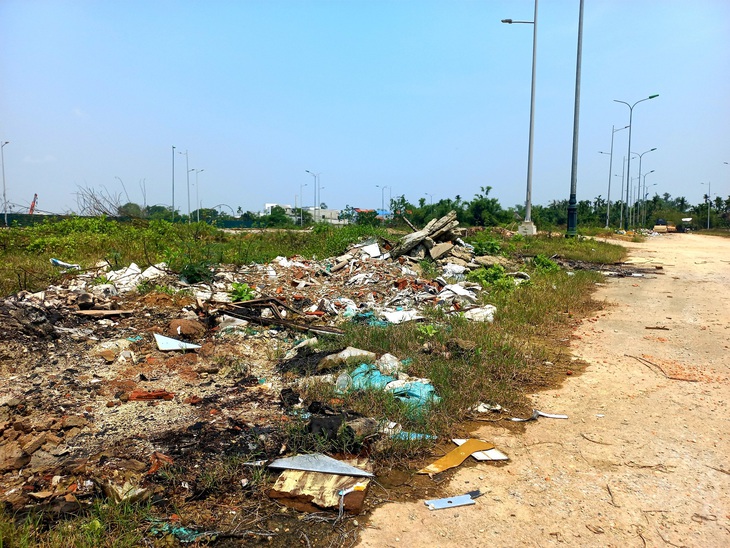 Rác thải xây dựng "bủa vây" nhiều con đường giữa lòng TP Huế - Ảnh 3.