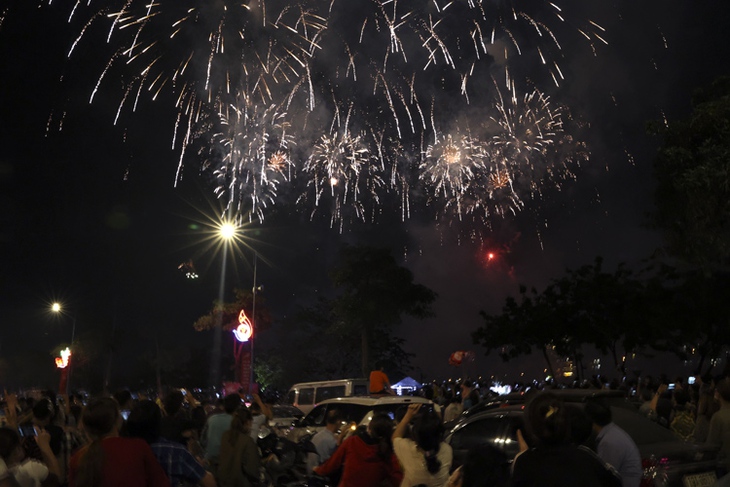 Pháo hoa rực sáng TP Việt Trì tại lễ hội Đền Hùng 2022 - Ảnh 11.