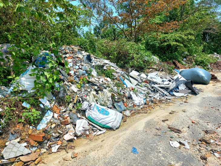 Rác thải xây dựng "bủa vây" nhiều con đường giữa lòng TP Huế - Ảnh 7.