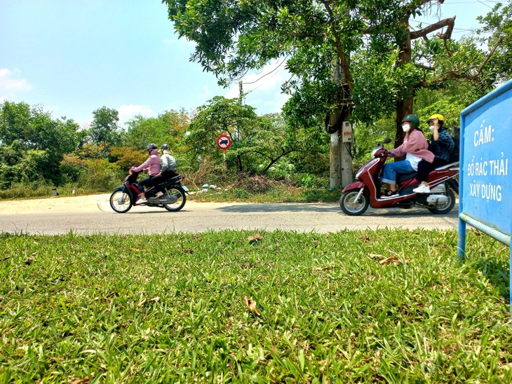 Rác thải xây dựng "bủa vây" nhiều con đường giữa lòng TP Huế - Ảnh 9.