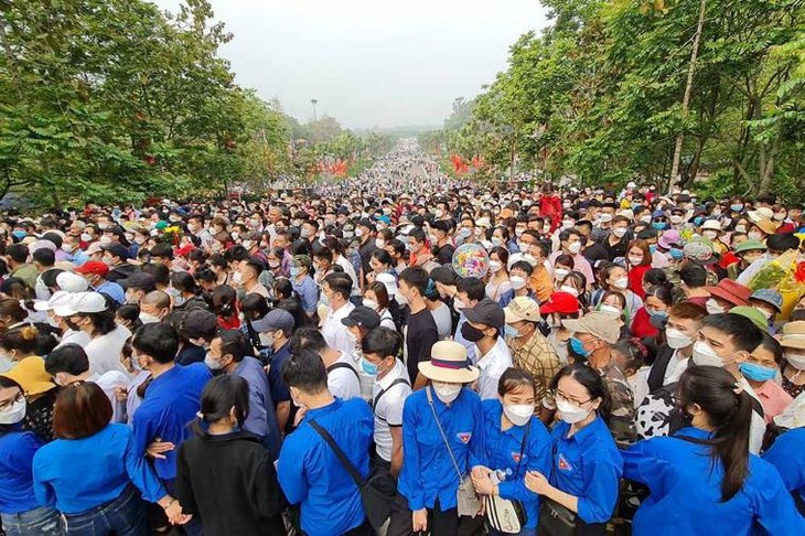 Khu di tích Đền Hùng chật kín người hành hương dịp lễ Giỗ Tổ Hùng Vương - Ảnh 2. Khu di tích Đền Hùng chật kín người hành hương dịp lễ Giỗ Tổ Hùng Vương - Ảnh 2.