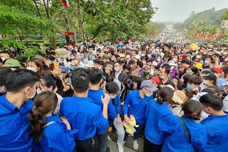 Khu di tích Đền Hùng chật kín người hành hương dịp lễ Giỗ Tổ Hùng Vương - Ảnh 7. Khu di tích Đền Hùng chật kín người hành hương dịp lễ Giỗ Tổ Hùng Vương - Ảnh 7.
