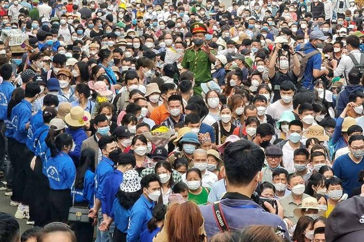 Khu di tích Đền Hùng chật kín người hành hương dịp lễ Giỗ Tổ Hùng Vương - Ảnh 1. Khu di tích Đền Hùng chật kín người hành hương dịp lễ Giỗ Tổ Hùng Vương - Ảnh 1.
